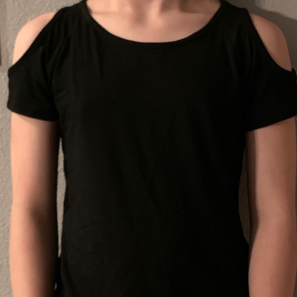 Tween/teen cold shoulder t-shirt.